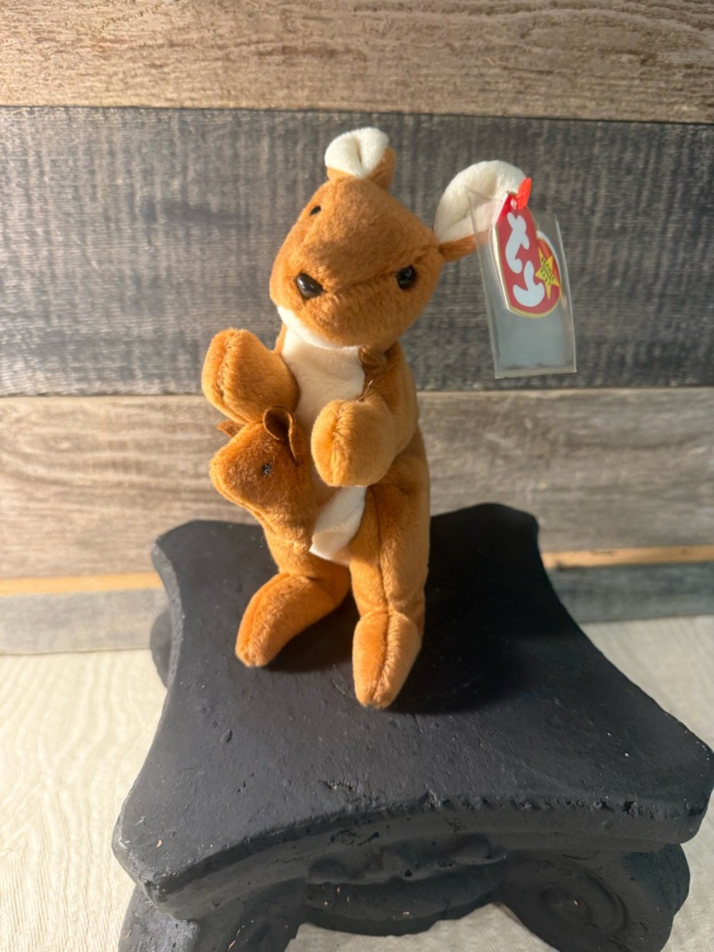 Ty Beanie Baby “Pouch” (1996) – Kangaroo w/ Tag & Display Case